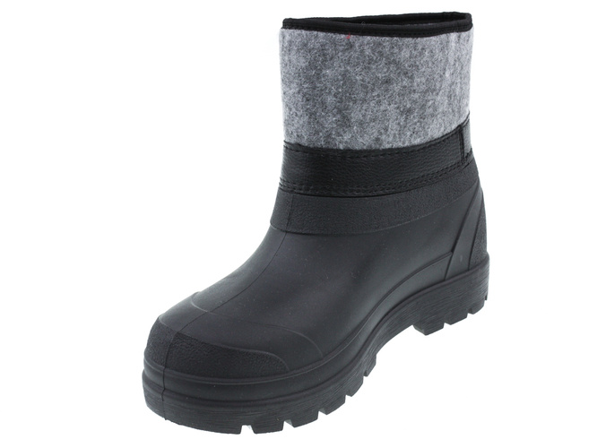 Men’s rubber boots Skarbek M071CZ in black, available in sizes 40–47.